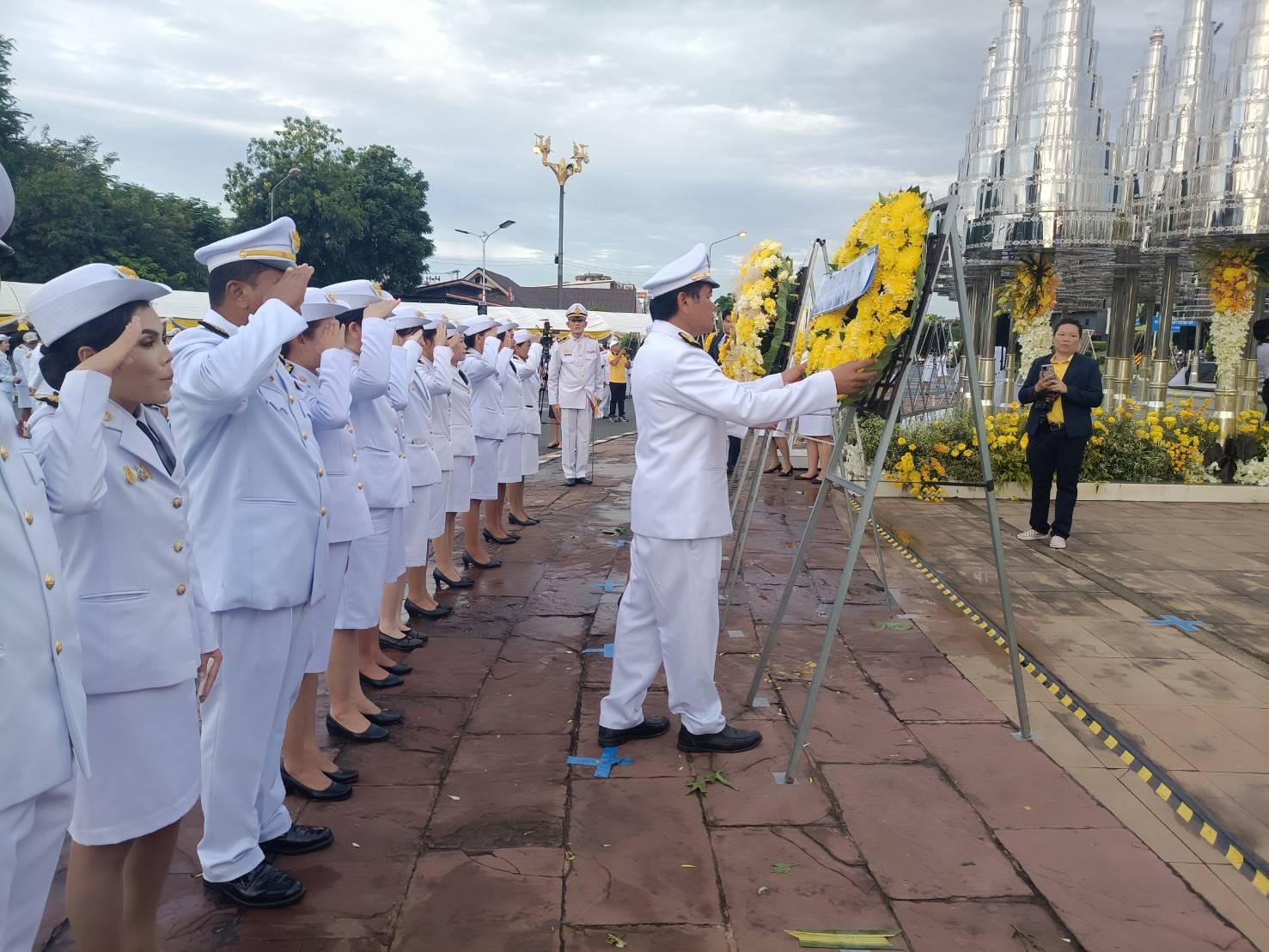 พิธีวางพวงมาลาเบื้องหน้าพระบรมรูปพระบาทสมเด็จพระบรมชนกาธิเบศร มหาภูมิพลอดุลยเดชมหาราช บรมนาถบพิตร 13 ตุลาคม 2566